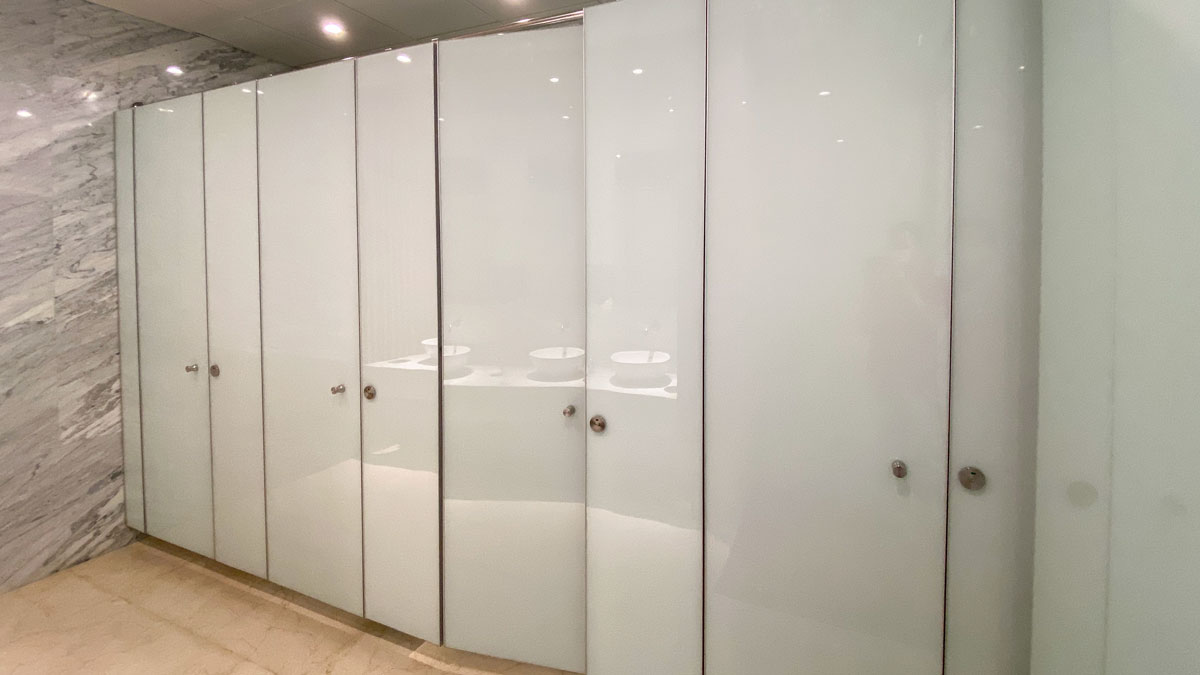 vách ngăn vệ sinh kính